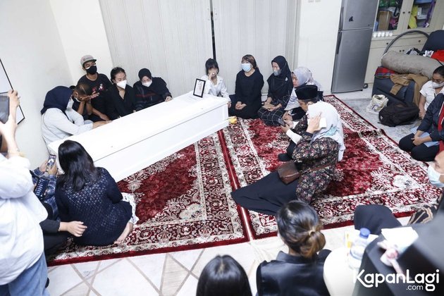 Greeted with Tears from the Family, 10 Photos of the Arrival of Vanessa Angel and Bibi Ardiansyah's Bodies at the Funeral Home - Said to Have Passed Away in Sahid Condition