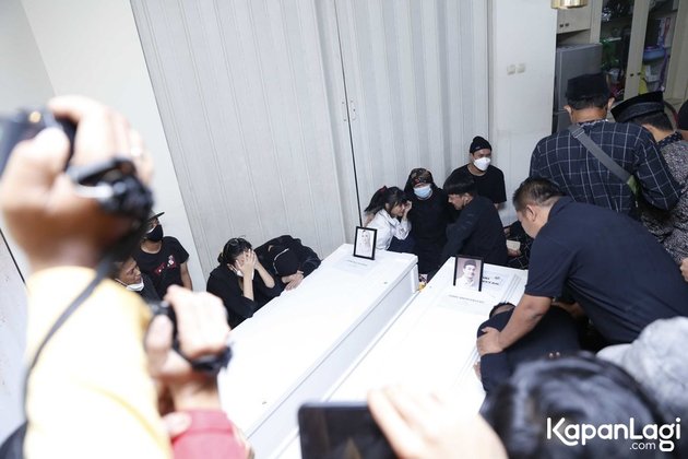 Greeted with Tears from the Family, 10 Photos of the Arrival of Vanessa Angel and Bibi Ardiansyah's Bodies at the Funeral Home - Said to Have Passed Away in Sahid Condition