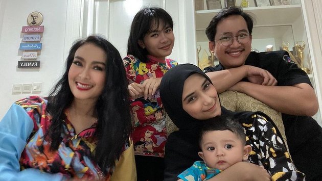 So Much Love, 8 Photos of Iis Dahlia's Attention to Nadya Mustika and Baby Syaki - Like Her Own Child and Grandchild