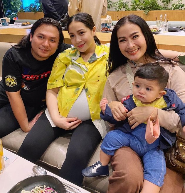 So Much Love, 8 Photos of Iis Dahlia's Attention to Nadya Mustika and Baby Syaki - Like Her Own Child and Grandchild