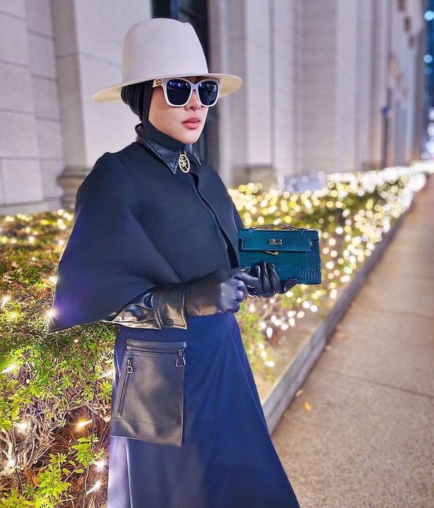 Called 'Citayam Fashion Week', Here are 8 Photos of Syahrini Looking Stylish on the Streets of Tokyo - Wearing All Black Outfit and Fur Jacket