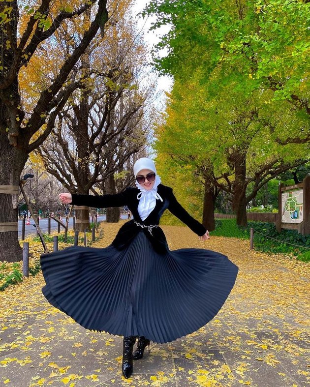 Called 'Citayam Fashion Week', Here are 8 Photos of Syahrini Looking Stylish on the Streets of Tokyo - Wearing All Black Outfit and Fur Jacket
