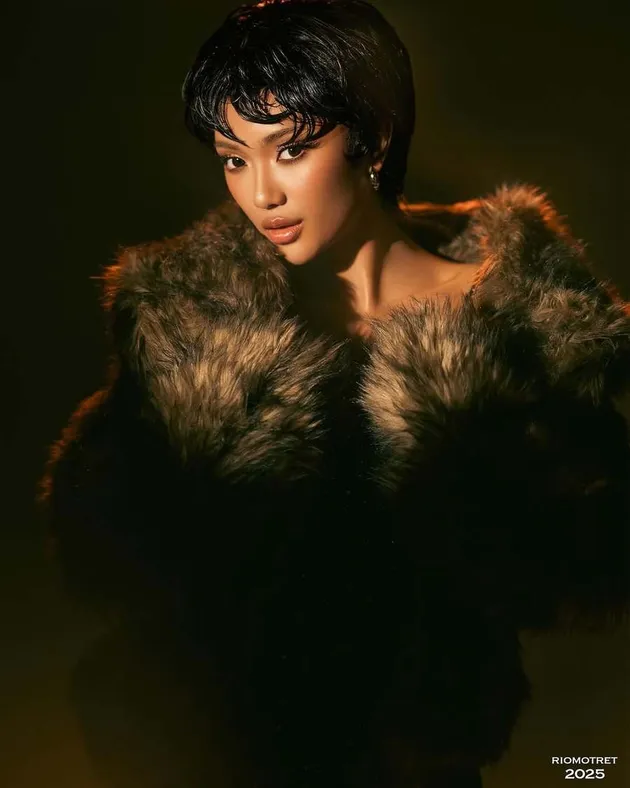 Marion Jola kenakan busana bernuansa gelap