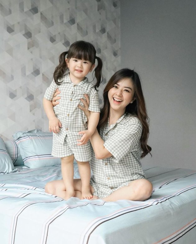 Franda dan Vechia sering dibilang sangat mirip oleh netizen. Ibu dan anak yang sama-sama cantik ini pun selalu kompak di berbagai kesempatan.