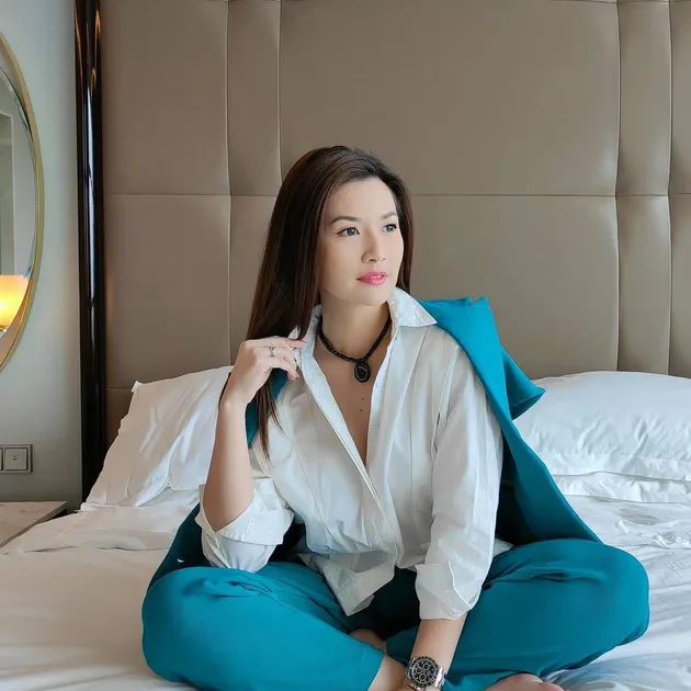 Dagu lancip presenter cantik Asty Ananta