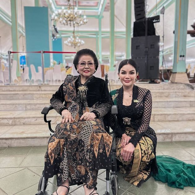 Called More Calm After No Longer Being Close to Fitri Salhuteru, 10 Photos of Nikita Mirzani Looking Elegant in Kebaya in Solo - Her New Circle is Not Playing Around