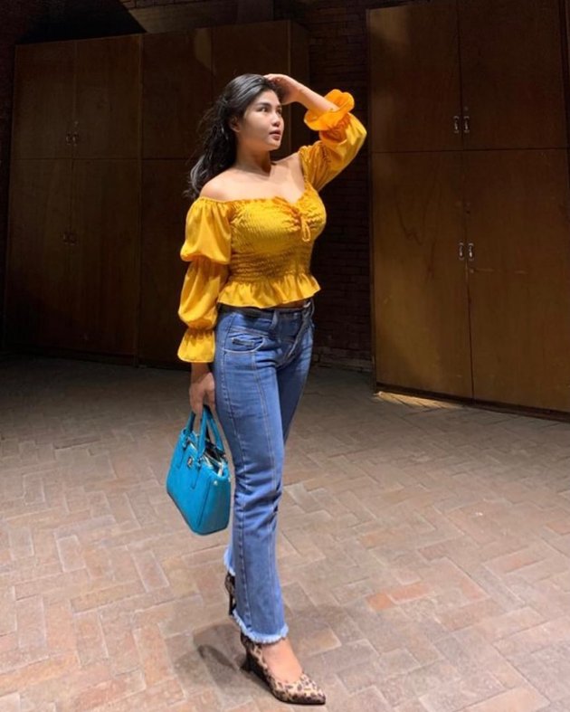 Rosa Meldianti merupakan keponakan Dewi Perssik yang kerap menuai banyak sorotan netizen.