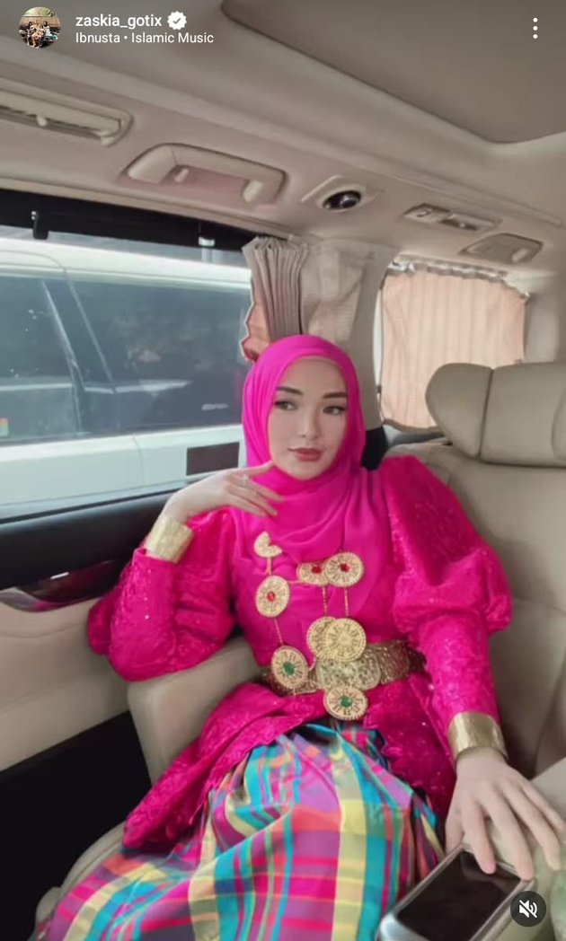 Referred to as Similar to Inara Rusli, Here are 8 Photos of Zaskia Gotik Wearing Traditional Bugis Clothing while Wearing a Hijab at Her Child's Fashion Show - Twinning
