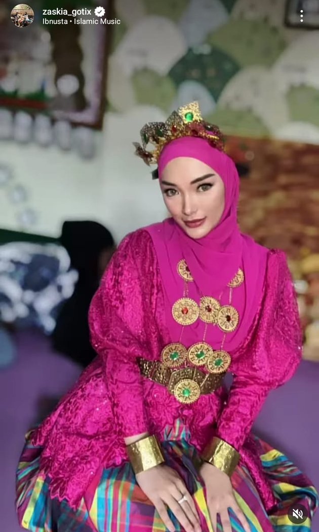 Referred to as Similar to Inara Rusli, Here are 8 Photos of Zaskia Gotik Wearing Traditional Bugis Clothing while Wearing a Hijab at Her Child's Fashion Show - Twinning