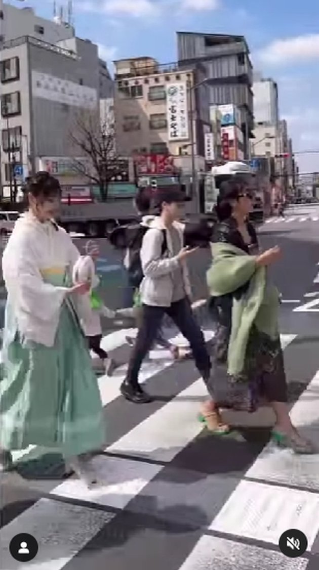 Called Similar to Ratna Sari Dewi, Here are 8 Photos of Claradevi Handriatmadja Wearing Kebaya and Indonesian Fabric Crossing the Streets of Japan