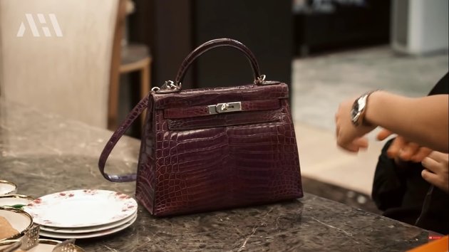 Called Pressured When Giving Birth, These are 7 Photos of Aurel Hermansyah Receiving Special Gifts from Husband - Branded Bag Worth Rp1.3 Billion