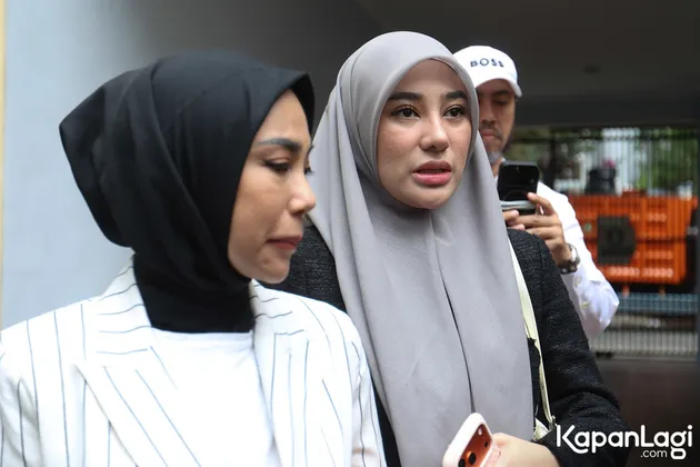 Clara Shinta pakai hijab abu-abu