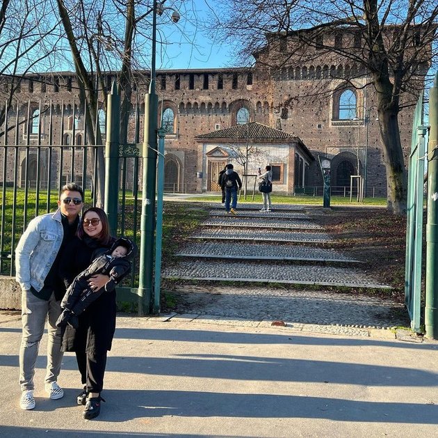 Highlighted Because of Wearing and Taking Off Hijab, 8 Pictures of Syifa Ayu Ting Ting's Little Sister Vacationing in Milan - Showing Off New Hair?