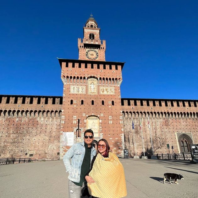 Highlighted Because of Wearing and Taking Off Hijab, 8 Pictures of Syifa Ayu Ting Ting's Little Sister Vacationing in Milan - Showing Off New Hair?