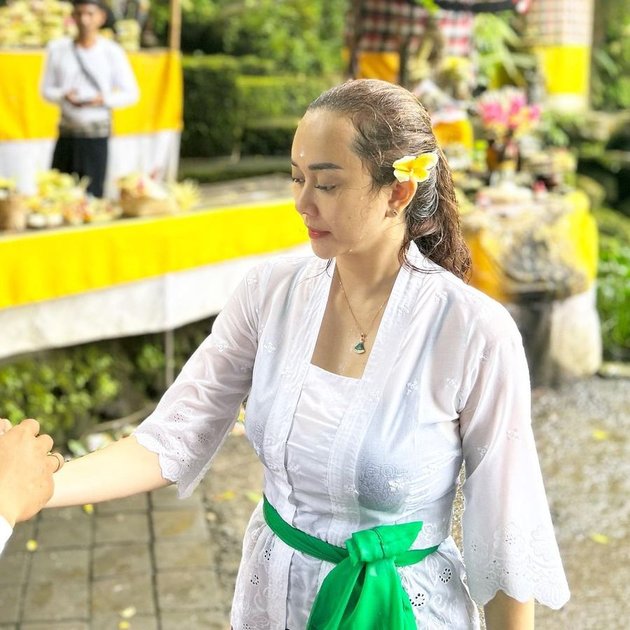 Highlighted When Bringing Offerings, 8 Photos of Aura Kasih Now Being Criticized and Accused of Idolatry - Her Beliefs Are Questioned by Netizens