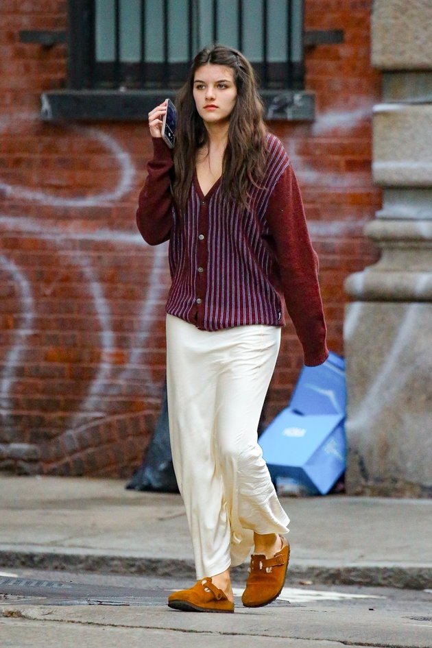 Highlighted Since Birth, 8 Latest Photos of Suri Cruise who is Already 18 Years Old & Soon to be a College Student