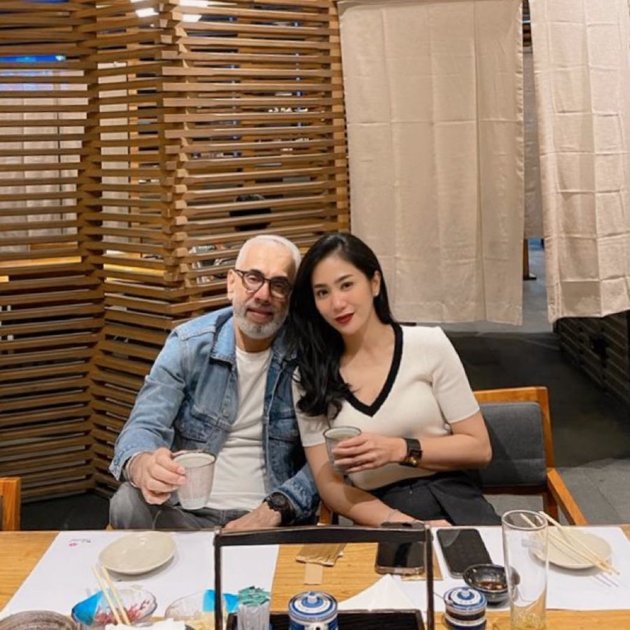 Highlighted After Revealing Her Family's Religion, 8 Pictures of Bunga Zainal and Her Husband with a 20-Year Age Gap - Affectionate Like a Teenager in Love