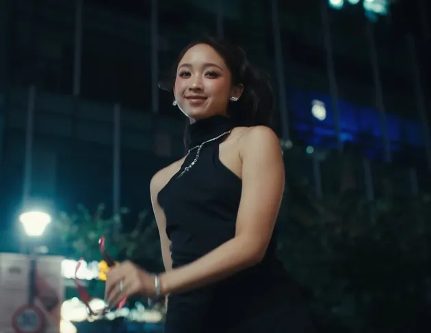 Dita dengan dress hitam