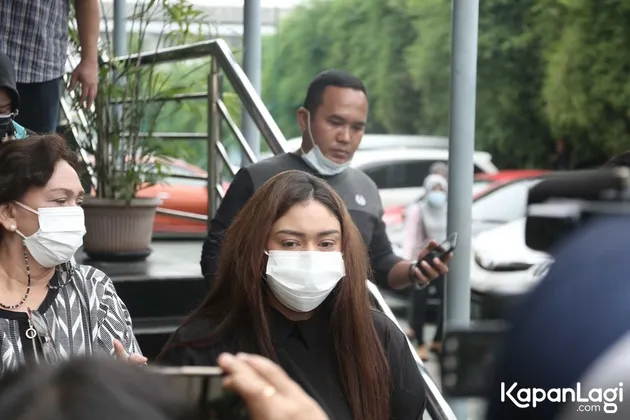 Saat ditemui di Pengadilan Agama Jakarta Pusat, Kamis (24/6) Thalita bungkam ketika ditanya terkait hal tersebut. Thalita berjanji baru akan bicara setelah sidang cerainya dengan Rizky Dennis.