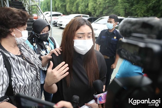Meski begitu, Thalita menyebut saat ini kondisi sang anak baik-baik saja. Sementara itu, untuk proses perceraiannya masih terus berlanjut.
