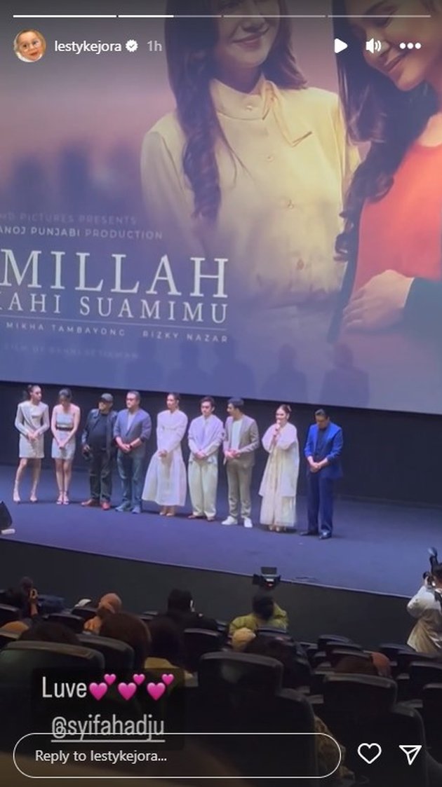 Accompanied by Rizky Billar & Inviting Children, Portrait of Lesti at the Gala Premiere of 'BISMILLAH KUNIKAHI SUAMIMU' - Showing a Wide Smile