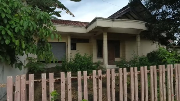Seorang youtuber dengan kanal bernama Bangku Kosong menelusuri rumah peninggalan Farida Pasha yang berada di Semarang, Jawa Tengah. 