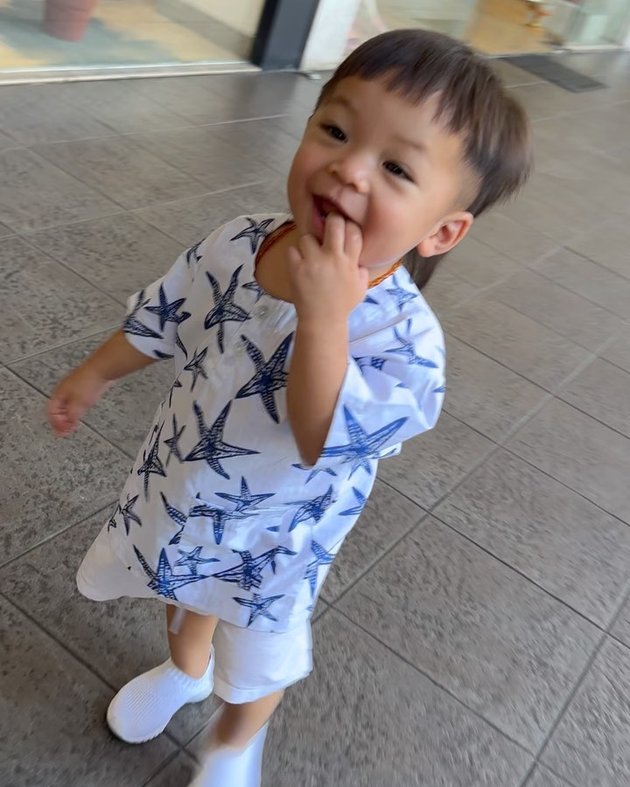 Left Behind by Parents' Honeymoon, 10 Pictures of Izz, Nikita Willy's Child, and Indra Priawan Enjoying a Vacation in Bali - Adorable Twinning with Grandparents