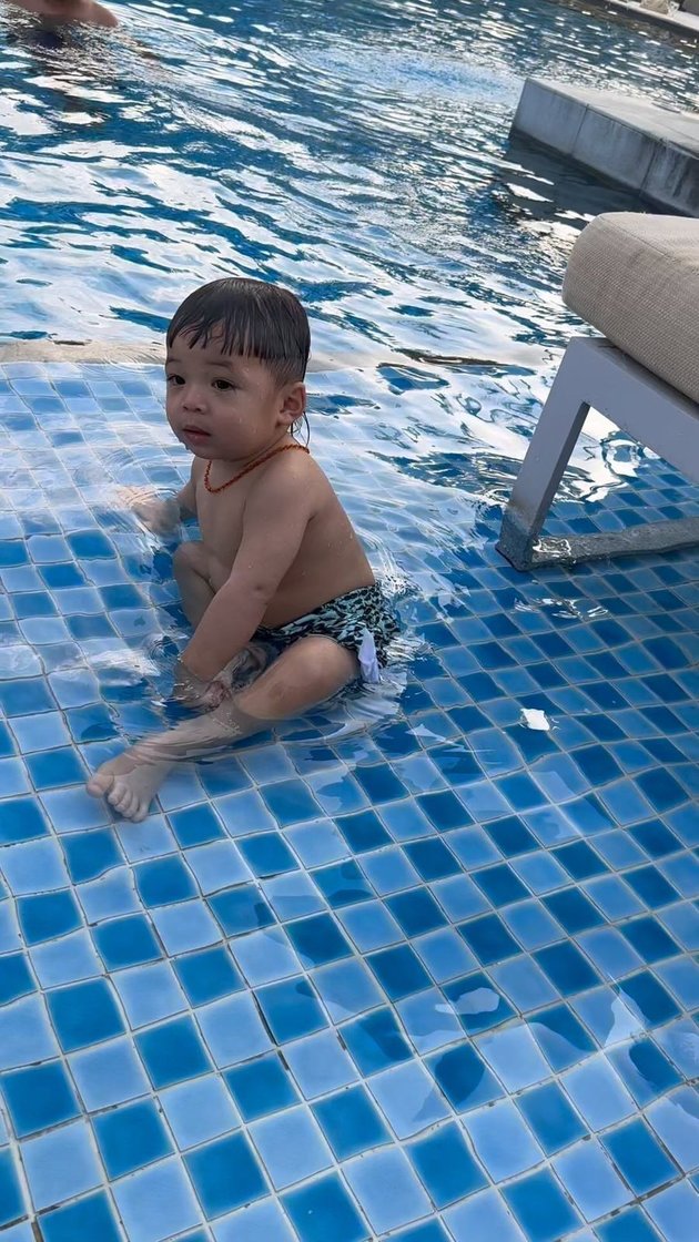 Left Behind by Parents' Honeymoon, 10 Pictures of Izz, Nikita Willy's Child, and Indra Priawan Enjoying a Vacation in Bali - Adorable Twinning with Grandparents