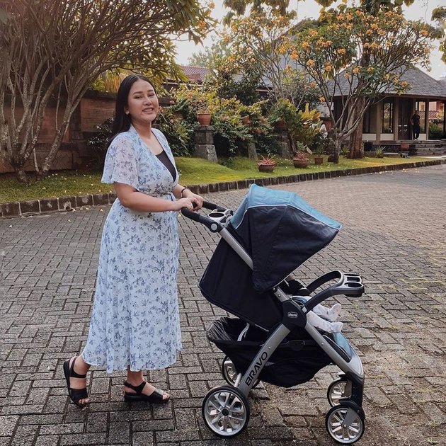 Forever Left by the Late Glenn Fredly, 6 Portraits of Tegar Mutia Ayu Taking Care of Their Baby
