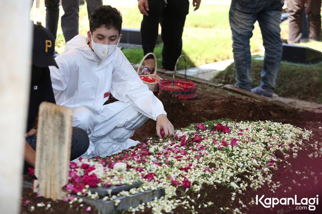 Left Forever, 10 Portraits of Muhammad Zarno, Jane Shalimar's Son, Crying Hysterically at His Mother's Grave