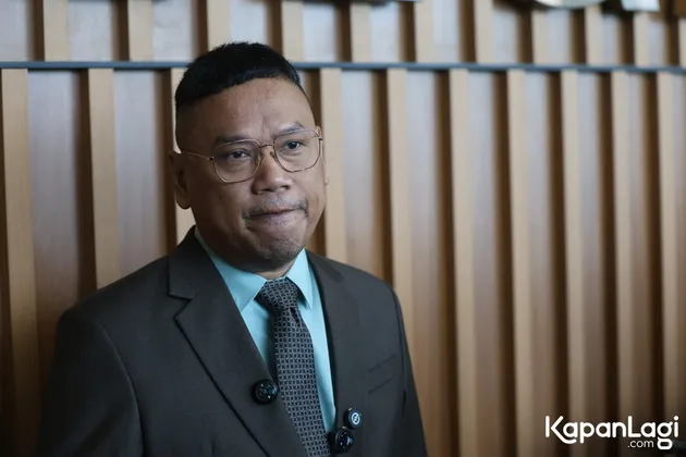 Uya Kuya pakai jas gelap