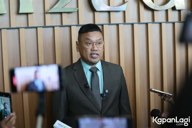 Uya Kuya wawancara di gedung DPR
