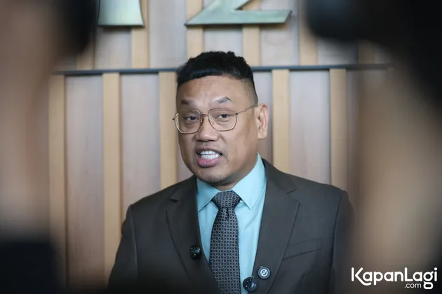 Uya Kuya pakai kacamata