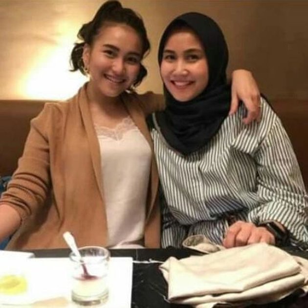 Accused of Cheating, 7 Pictures of Raffi Ahmad's Closeness with His Assistant who is Said to Resemble Ayu Ting Ting - Hand Position Highlighted When in a Helicopter