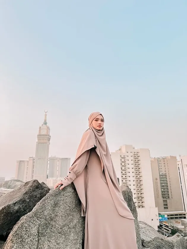 Inara Rusli pakai abaya