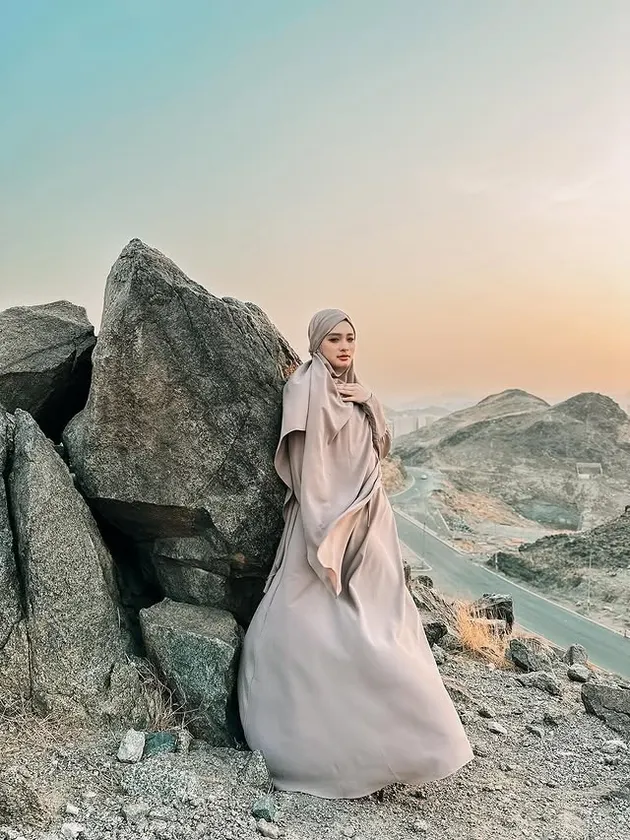 Inara Rusli bersandar di batu