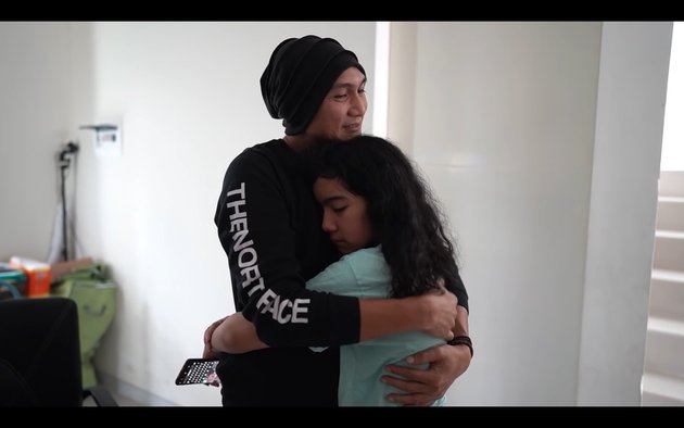 Usai bebas dari jerat narkoba, Anji bertolak ke Semarang menemui putrinya dengan Sheila Marcia, Leticia Joseph.