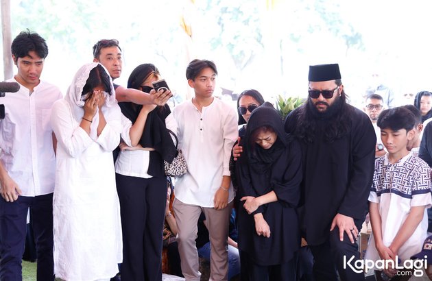 Accompanied by Tears, a Series of Photos of Kikan Cokelat's Mother's Funeral - The Vocalist Sits Weakly Beside the Grave