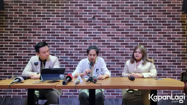 DJ Panda Pegang Microphone