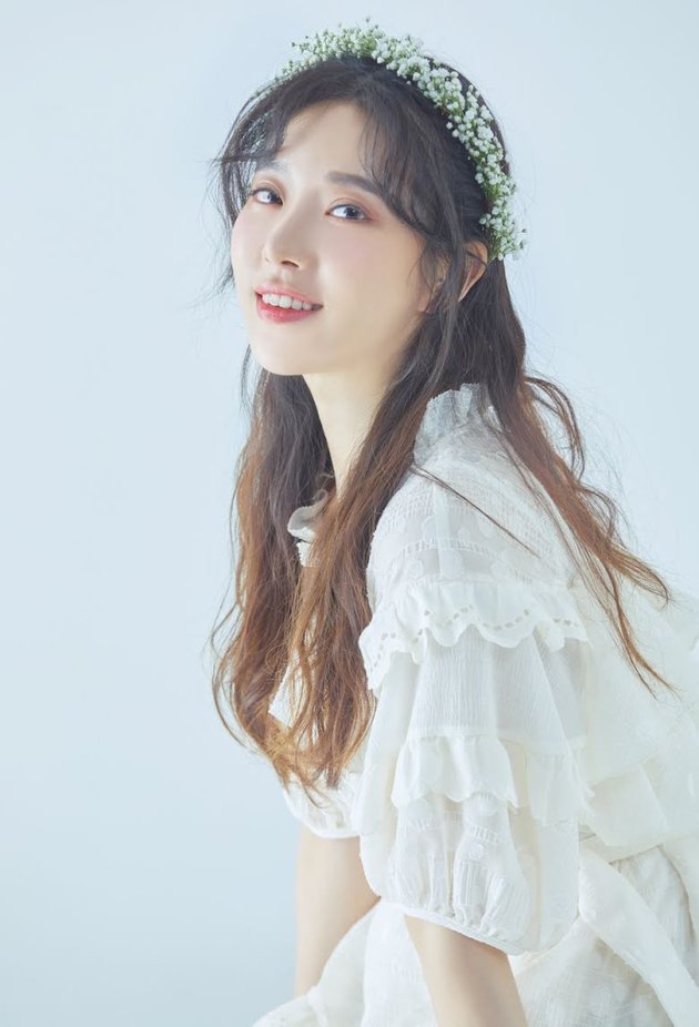 Breaking Age Standards, 8 Photos of Song Minkyung Former 2nd Generation K-Pop Idol Who Will Debut Again as a Member of a Girl Group at the Age of 35