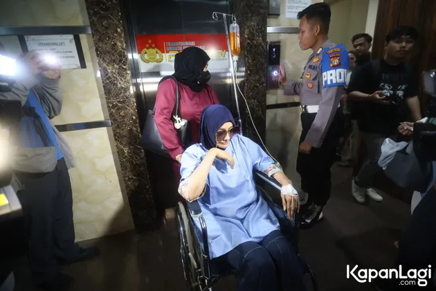 Doktif didorong kursi roda