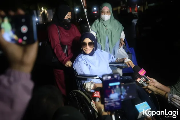 Dokter detektif pakai kacamata