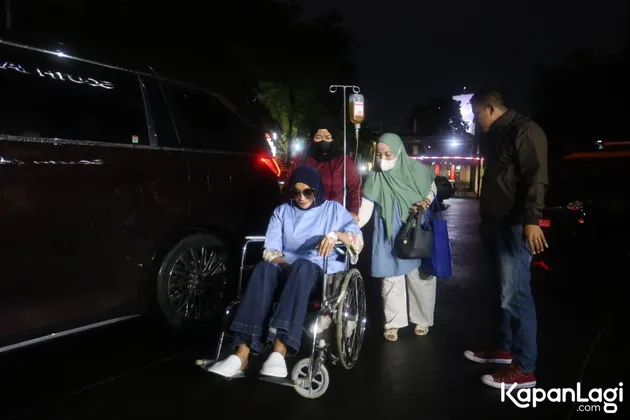 Doktif mau turun dari kursi roda