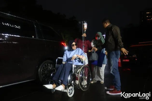Doktif mau masuk ke mobil