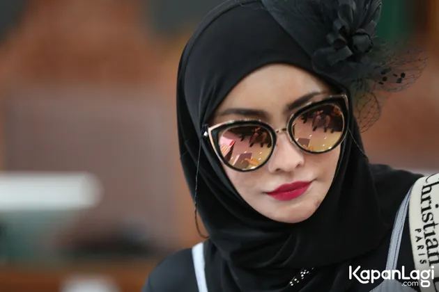 Doktif pakai kacamata
