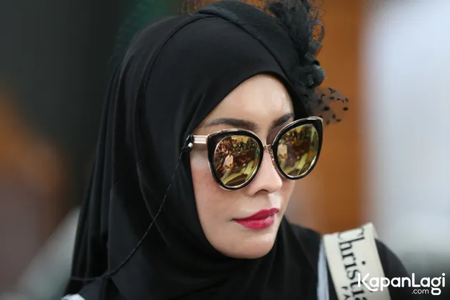 Doktif pakai hijab hitam