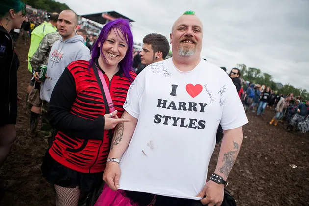 Bapak yang satu ini penggemar One Direction? Atau ia sedang tak menemukan kostum lain yang tepat untuk dipakai di acara ini? Yang jelas ia terlihat sangat bahagia dan bangga dengan kaosnya...