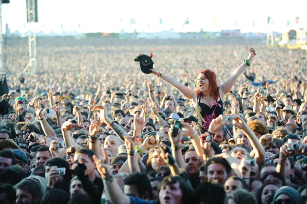 Tak peduli pria atau wanita, banyak sekali yang penasaran untuk melakukan moshing di atas lautan penonton seperti ini. Apalagi jika band yang ditonton adalah band metal kesayangan...