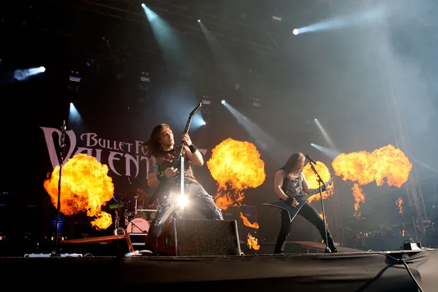 Bullet For My Valentine tak hanya membakar semangat para penonton. Mereka juga sempat 'membakar' panggung dengan banyak letupan api di sana sini.