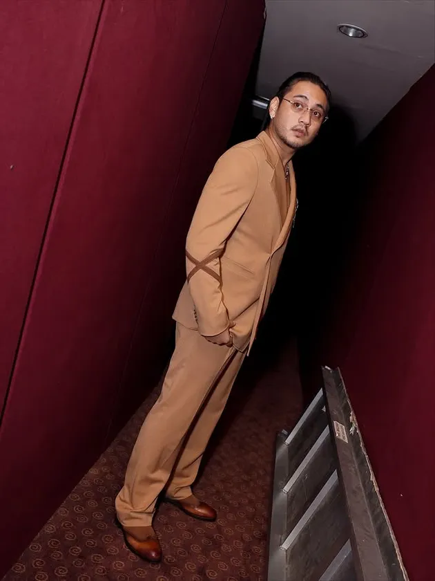 Giorgino Abraham Pakai Jas